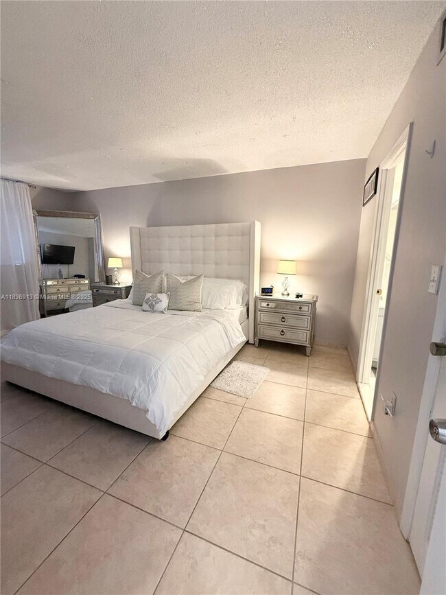 Building Photo - 1833 S Ocean Dr