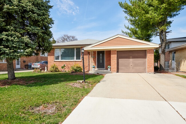 Building Photo - 8544 W Roseview Dr