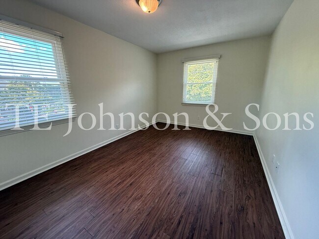 Building Photo - Newly Renovated 2 Bedroom Apartment in Wes...