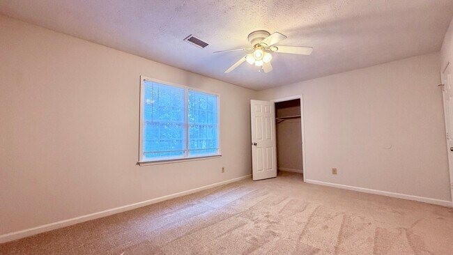 Building Photo - 708 Burnt Creek Dr NW