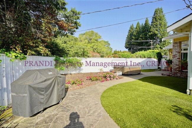 Building Photo - Country Club Home on Corner Lot, All One L...