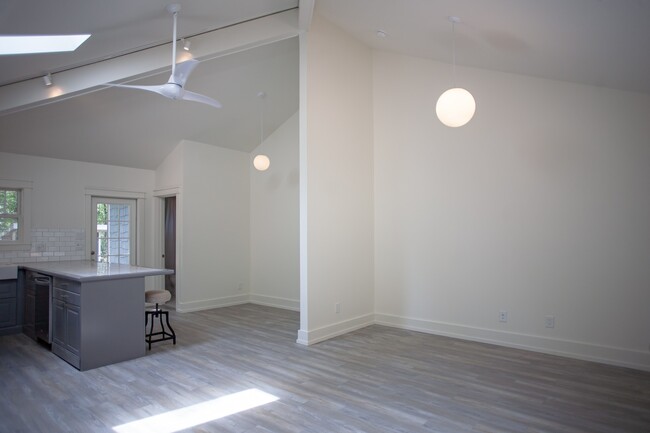 Building Photo - 113 Barclay Rd