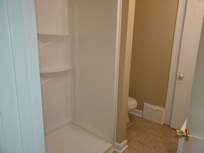 Building Photo - Three Bedroom Two Bathroom Three Fireplaces