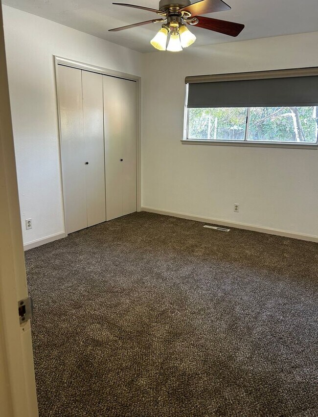 Building Photo - Immaculate North Fresno 3/2
