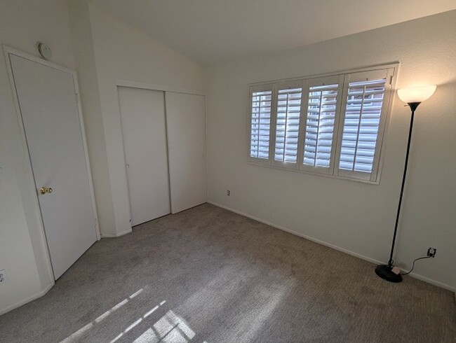 Building Photo - 2Bed 2.5 Bathroom Two Story Townhome at th...