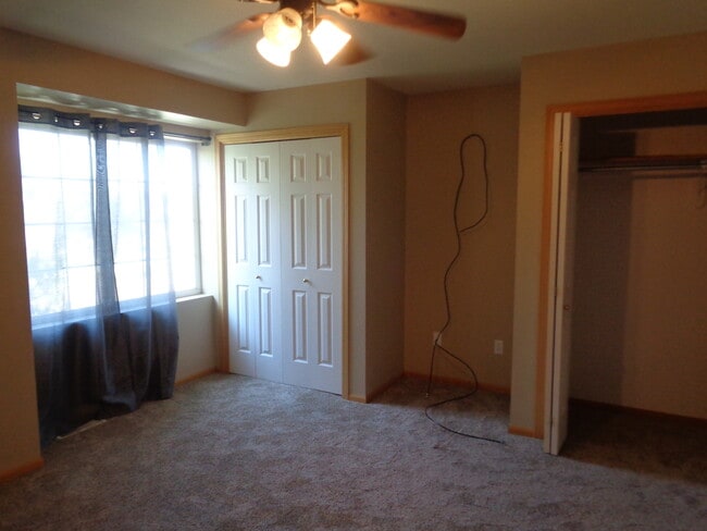 Building Photo - 2 Bedroom, 2 1/2 Bathroom Townhome on West End