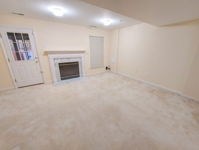 Building Photo - Charming and Updated 3BR/2.5BTH townhome in desirable Germantown, MD
