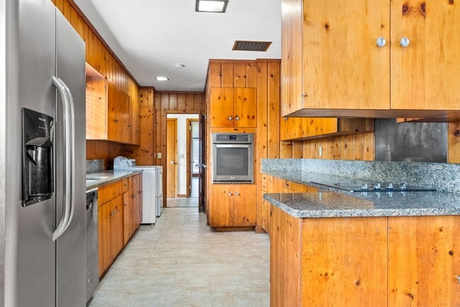 Building Photo - 615 Forestdale Dr