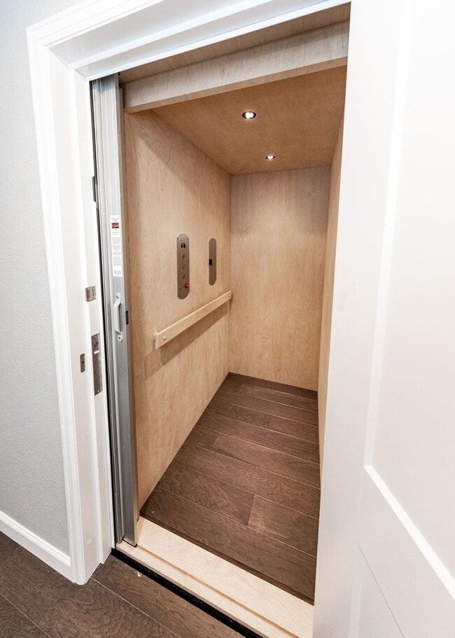 Building Photo - Luxury Executive Westside Townhouse with E...