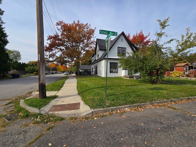 Building Photo - Sandpoint Home Coming Soon!!