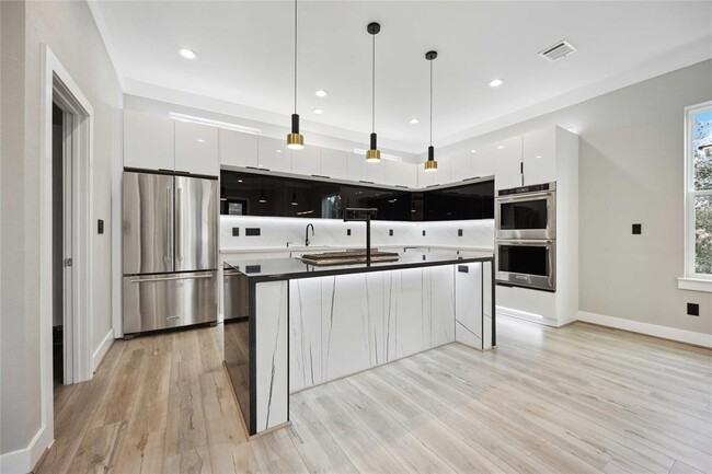 Building Photo - 602 W 28th St
