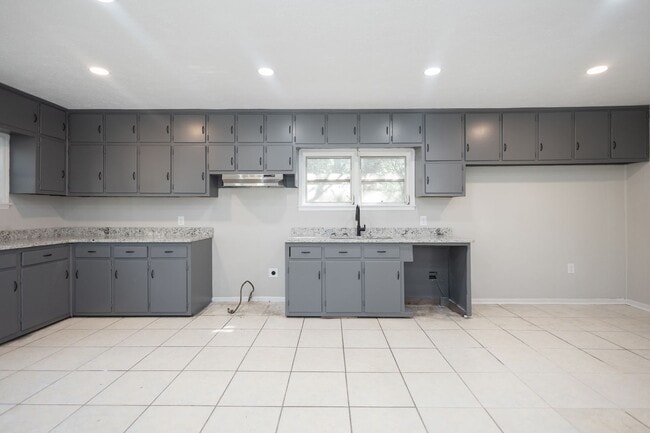 Building Photo - 907 W Broad St