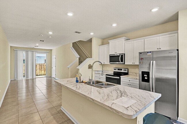 Building Photo - 2 bedroom/ 2.5 bathroom townhome in St Augustine!