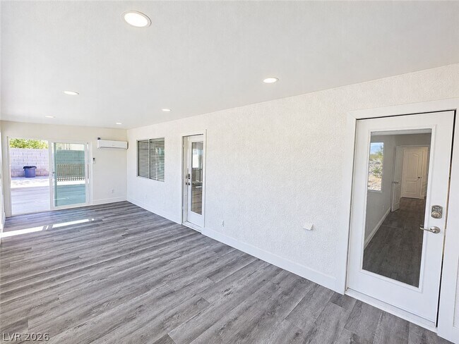 Building Photo - 3630 E Vineyard Dr