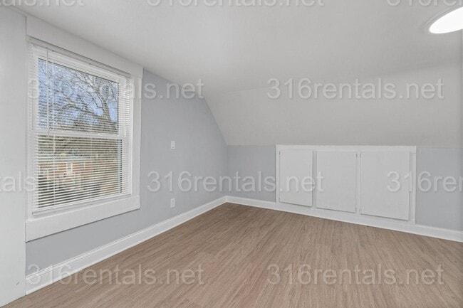 Building Photo - $850 - 1 bed 1 bath - Beautiful newly renovated Multi-family home located in Delano