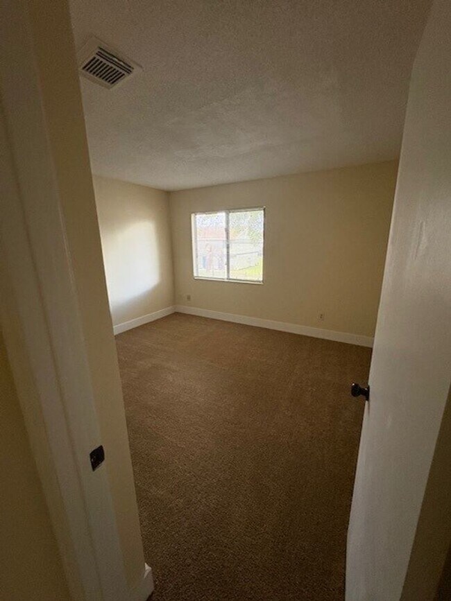 Building Photo - UCF AREA - Newly Remodeled 2/2.5 Townhouse in Cambridge Circle