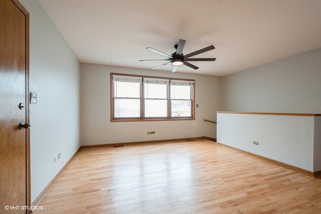 Building Photo - 7411 N Claremont Ave