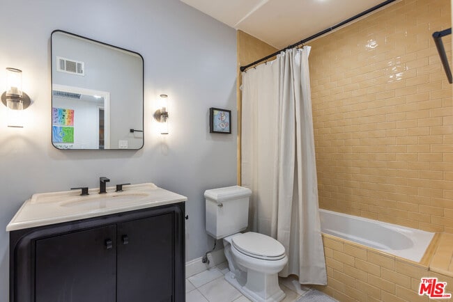 Building Photo - 7473 Mulholland Dr