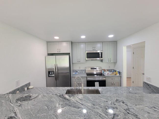 Building Photo - Remodeled Condo Near Microsoft