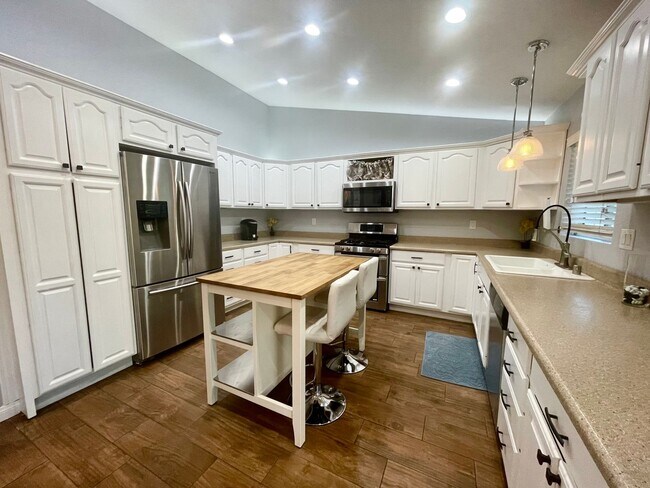 Building Photo - AVAILABLE NOW!! Beautiful 3 Bed 2 Bath Corner Lot Cathedral City Home!