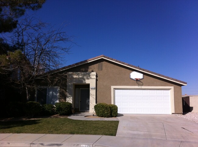 Primary Photo - 3 BEDROOM HOME NEAR EAGLE RANCH COMMUNITY ...