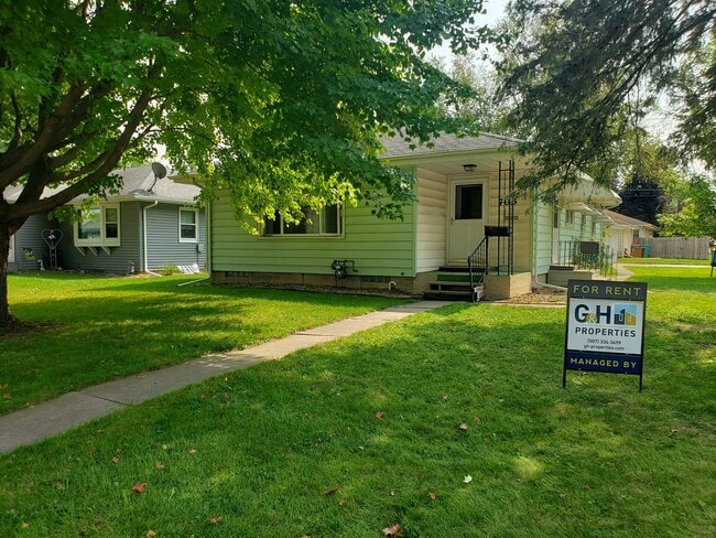 Building Photo - 3+ Bedroom 2 Bath Single Family House in O...