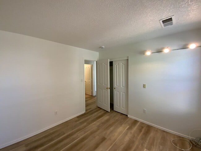 Building Photo - 3 Bedroom Single Story Home Available Near...