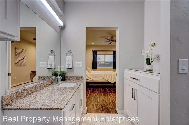 Building Photo - 1 br, 1 bath House - 1 NE 2nd St #304