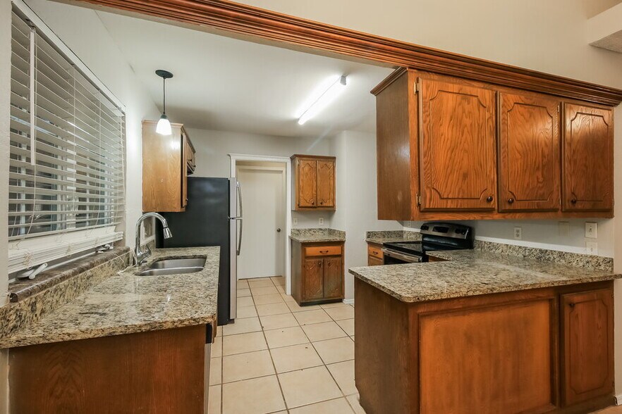 Building Photo - 8117 Turtle Dove Dr