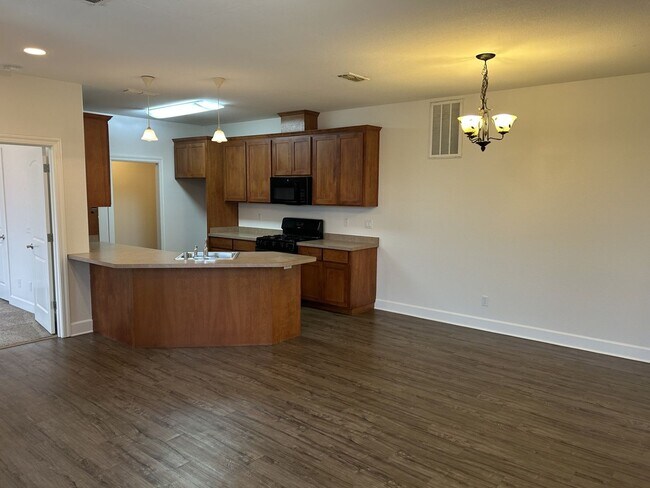 Building Photo - NB T 403-405