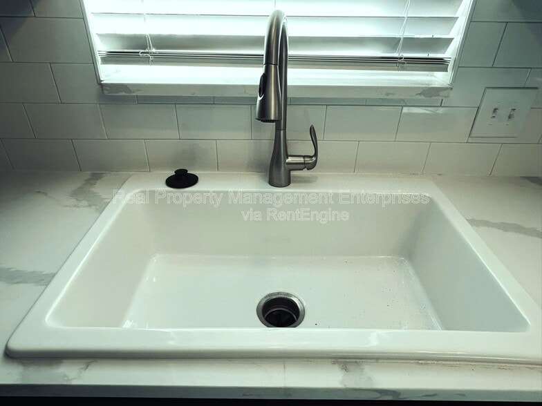 Building Photo - 2114 Allenhurst St