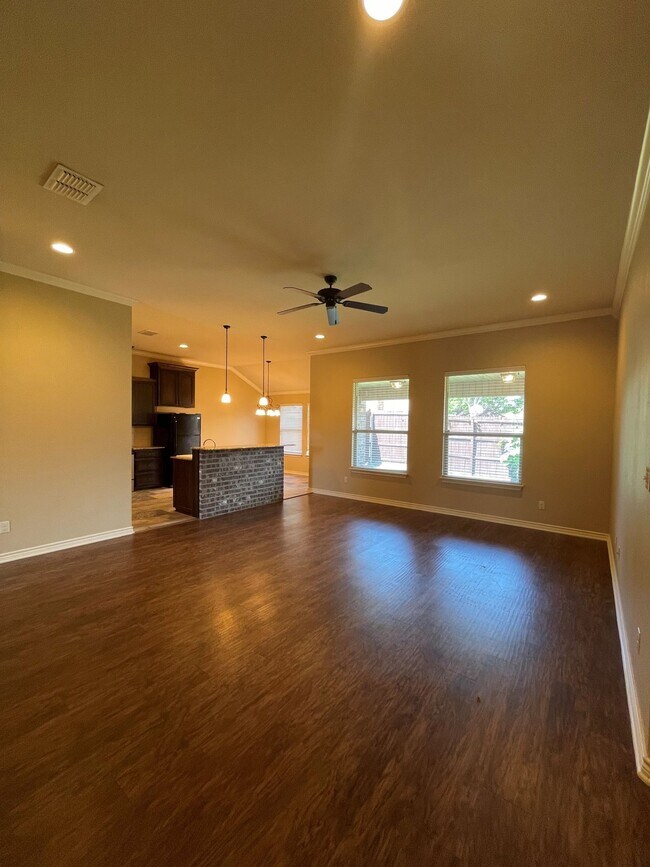 Building Photo - Gorgeous 3-bed/1-bath with garage!