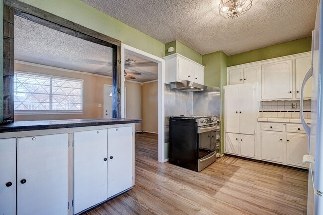 Building Photo - Charming 3 Bed 2 Bath  - Moore, OK