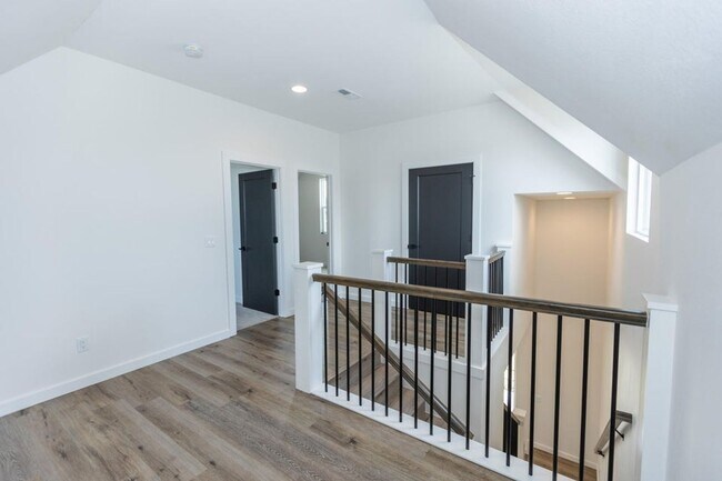 Building Photo - Executive Property located in Republic with a "furnished option" Don't miss this showstopper!!