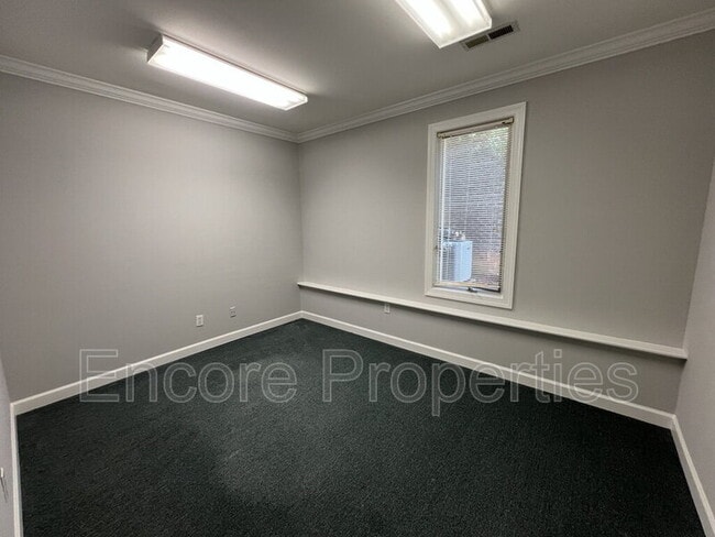 Building Photo - 1330 SE Maynard Rd