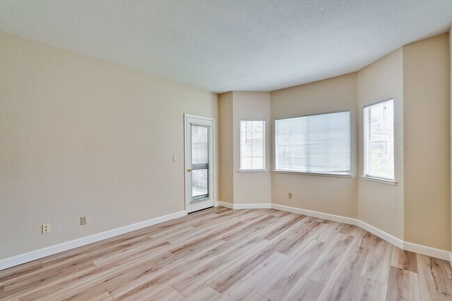 Building Photo - 2/2 Downstairs Unit in Desirable Park Alma...