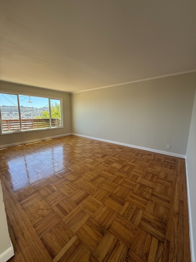 Building Photo - Spacious 3 Bedroom Home Minutes from City ...