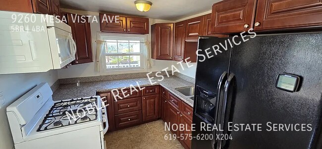 Building Photo - 9260 Mesa Vista Ave