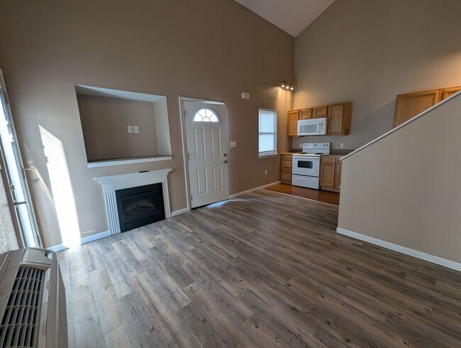 Building Photo - 2 Bedroom/2 Bathroom Townhouse in Fayette!