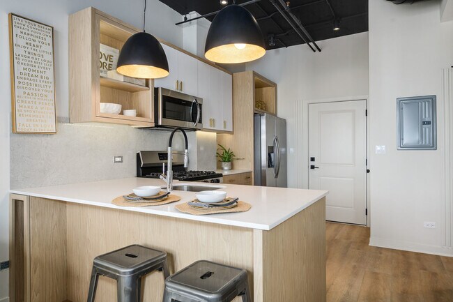 Building Photo - 2725 N Thatcher Ave