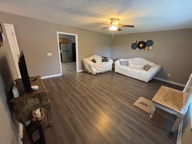 Building Photo - 608 Lakeview Dr