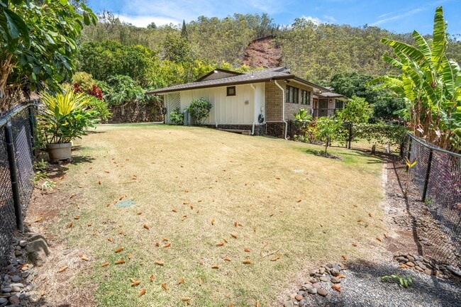 Building Photo - Beautiful Custom Built Home in Wailuku Heights, 2 Bed/3 Bath with Flex Room, Magnificent Ocean/Mo...