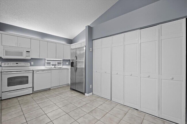 Building Photo - 12556 Woodmill Dr