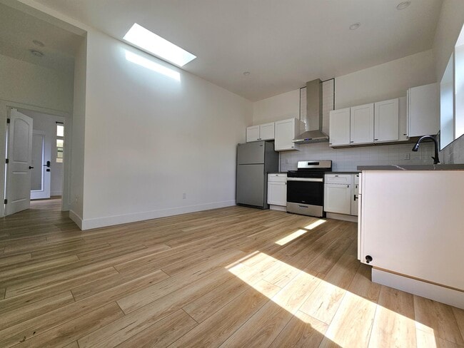 Building Photo - 2711 W 60th St