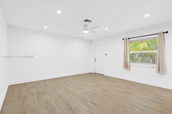 Building Photo - 1109 NE 6th Ave