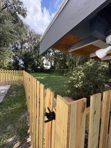 Building Photo - 617 Crill Ave