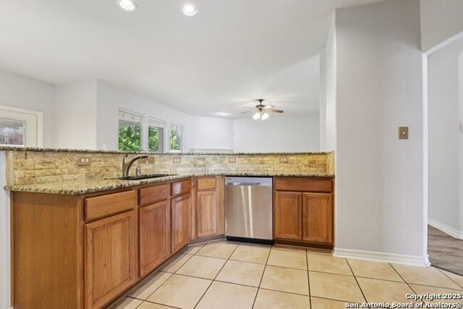 Building Photo - Stunning 4 Bedroom 2.5 Bath home in The Ridge at Lookout Canyon ~ Move in Ready!