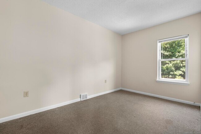 Building Photo - 45 Kossuth St