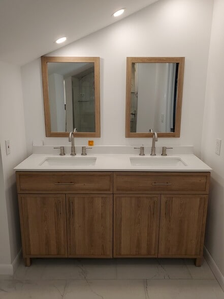 Upstairs Primary Bath - 417 Sugarland Run Dr