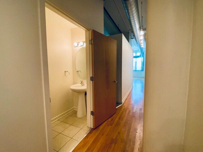 Building Photo - 1224 W Van Buren St